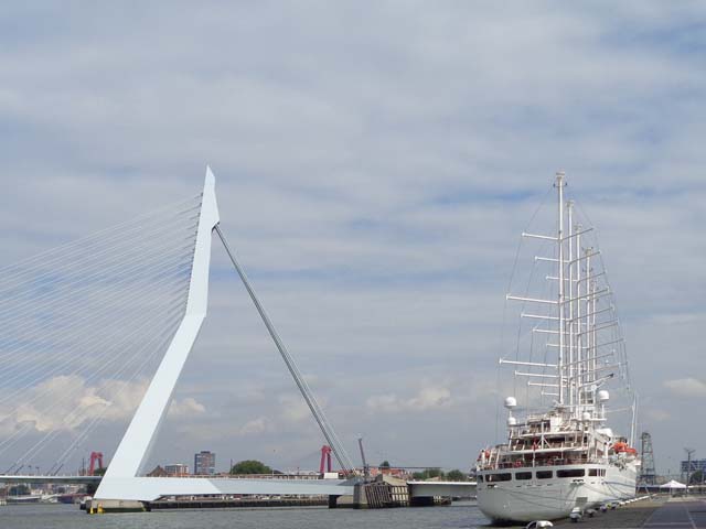 Cruiseschip ms Wind Surf van Windstar Cruises aan de Cruise Terminal Rotterdam